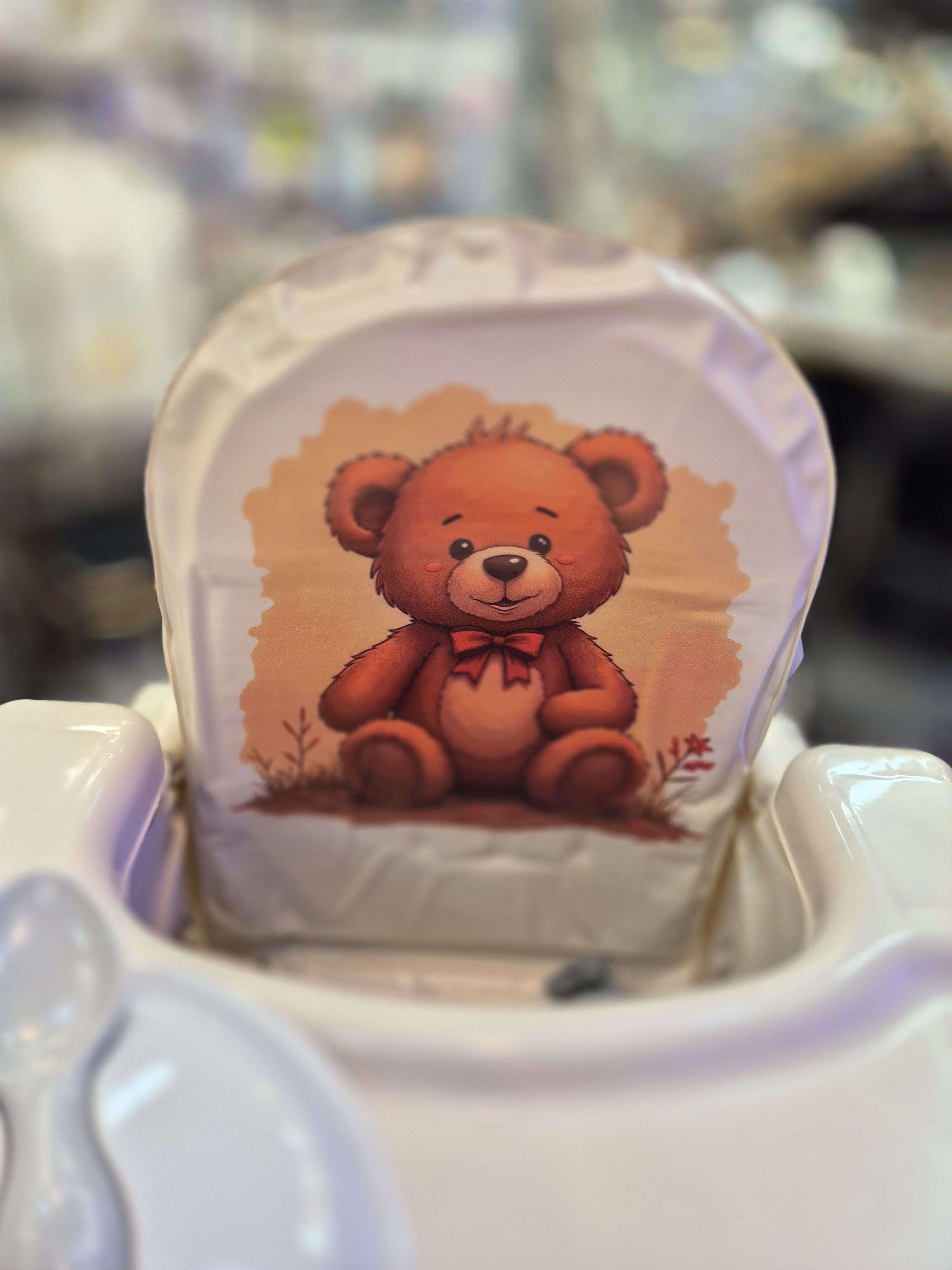 صندلی غذاخوری کودک سواندا مدل پرتابل همراه با ست ظرف غذا طرح تدی کرم وزنبور